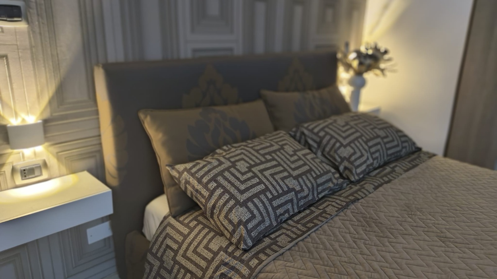 Camera da letto matrimoniale con letto a due piazze e finestra balconata
