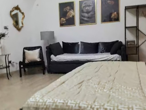 Camera da letto luminosa con luce naturale e atmosfera accogliente