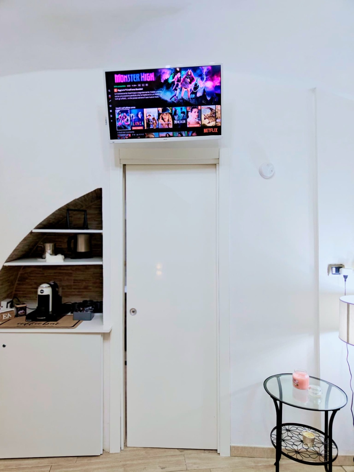 Smart TV con Netflix e Google TV nel salone della Vallese Suite