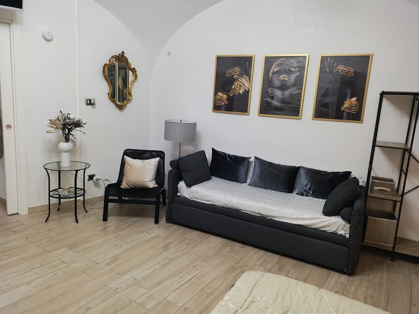 Divano relax nel soggiorno della Vallese Suite, comodo anche come letto